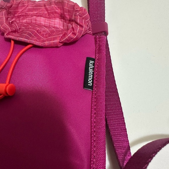 🍋 Lululemon 🍋 Drawcord top-cinch rossbody NWT! Ripened Raspberry - Picture 5 of 9